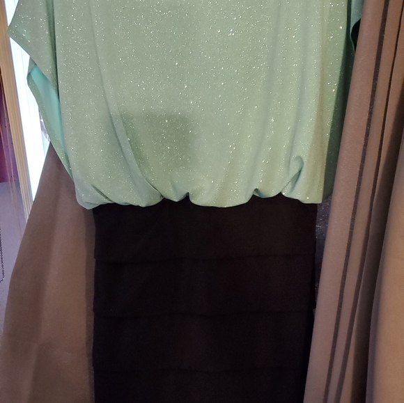 Dresses - Picture 3 of 6